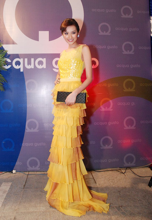 Chiếc váy dạ hội xếp tầng khiến cho Trúc Diễm trông như đóa hoa hồng vàng đang đến thời kỳ nở rộ, thơm ngát.