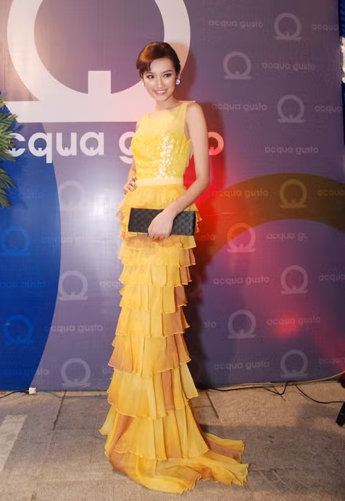 Chiếc váy dạ hội xếp tầng khiến cho Trúc Diễm trông như đóa hoa hồng vàng đang đến thời kỳ nở rộ, thơm ngát.