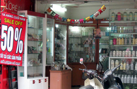 Mỹ phẩm nổi tiếng "siêu giảm giá", nếu người tiêu dùng ham rẻ, thiếu thông tin sẽ dễ dàng sập bẫy mỹ phẩm giả. (Ảnh Vietnamnet)