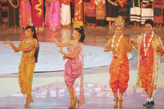 Kiểu dáng độc đáo, màu sắc đa dạng của những bộ trang phục của người Chăm.