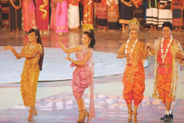 Kiểu dáng độc đáo, màu sắc đa dạng của những bộ trang phục của người Chăm.