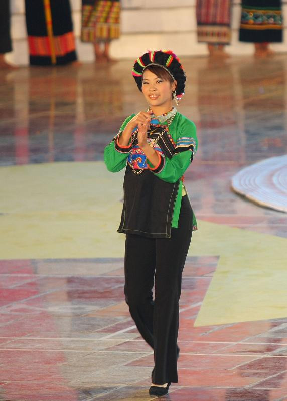 Mỗi một bộ trang phục là một nét đẹp đặc sắc riêng phản ánh sinh hoạt đời thường và lễ hội các vùng dân tộc, có kiểu dáng, họa tiết, chất liệu khác nhau, kèm theo những bước đi, điệu nhạc, tiếng khèn đặc trưng, với những lời giới thiệu quảng bá đời sống sinh hoạt văn hóa tinh thần của từng dân tộc.