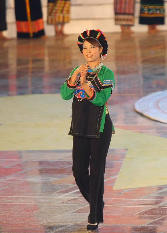 Mỗi một bộ trang phục là một nét đẹp đặc sắc riêng phản ánh sinh hoạt đời thường và lễ hội các vùng dân tộc, có kiểu dáng, họa tiết, chất liệu khác nhau, kèm theo những bước đi, điệu nhạc, tiếng khèn đặc trưng, với những lời giới thiệu quảng bá đời sống sinh hoạt văn hóa tinh thần của từng dân tộc.