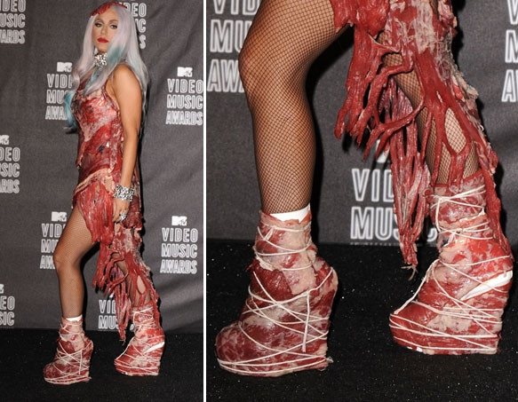 Đôi giày được làm bằng thịt của Lady Gaga quả là một ý tưởng táo bạo nhất của nữ ca sỹ siêu quái này. Đôi giày được làm bằng thịt của Lady Gaga quả là một ý tưởng táo bạo nhất của nữ ca sỹ siêu quái này.