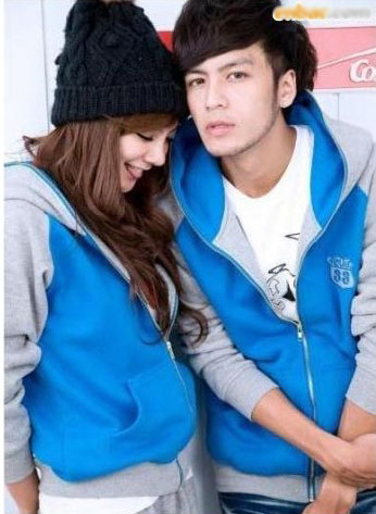 Khi cùng mặc những chiếc áo đôi có sự đồng điệu như thế này, chắc chắn sẽ khiến tình cảm của hai bạn thêm thắm thiết. Khi cùng mặc những chiếc áo đôi có sự đồng điệu như thế này, chắc chắn sẽ khiến tình cảm của hai bạn thêm thắm thiết.