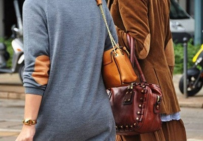 Kết hợp màu của miếng vá với những phụ kiện đi kèm tạo nên sự hài hòa cho cả bộ trang phục bạn đang mặc. Kết hợp màu của miếng vá với những phụ kiện đi kèm tạo nên sự hài hòa cho cả bộ trang phục bạn đang mặc.