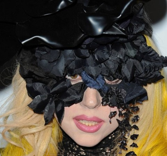 Có những chiếc kính nhìn qua tưởng là mặt nạ hóa trang.