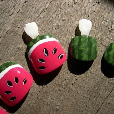 Các thiết kế móng tay với họa tiết dưa hấu tạo cho móng tay của bạn sự tinh tế và chân thực. Các thiết kế móng tay với họa tiết dưa hấu tạo cho móng tay của bạn sự tinh tế và chân thực.