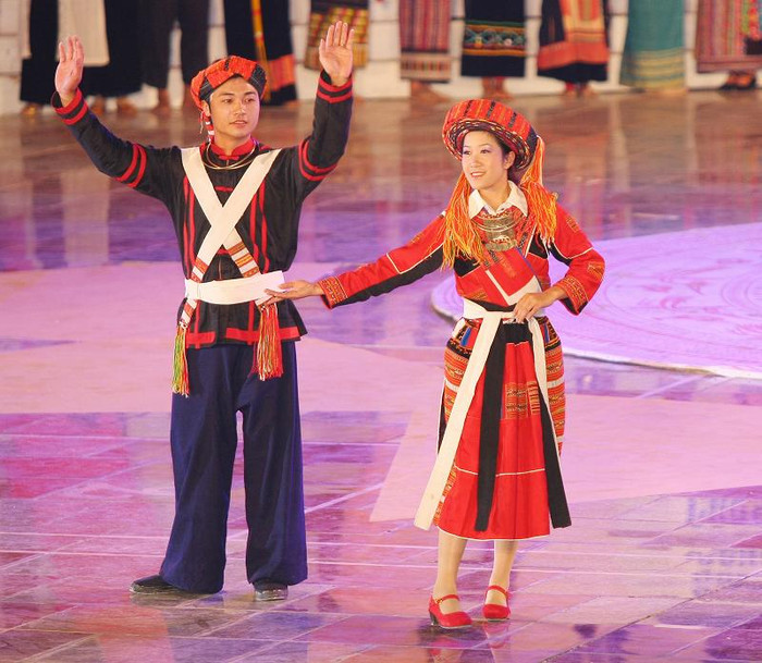 Trang phục của nam giới đa phần mặc quần kiểu chân què, cạp rộng lá toa, đũng quần rất ngắn, khi mặc cạp được dắt sang một bên rồi dùng lưng thắt lại thật chặt.