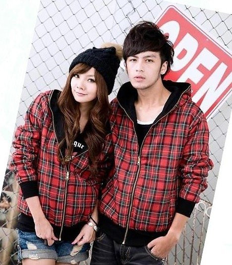 Trong chiếc áo đôi kẻ sọc, bạn gái trở nên "xì - tin" hơn khi mặc chiếc quần sooc jean và đội thêm chiếc mũ len. Trong chiếc áo đôi kẻ sọc, bạn gái trở nên "xì - tin" hơn khi mặc chiếc quần sooc jean và đội thêm chiếc mũ len.