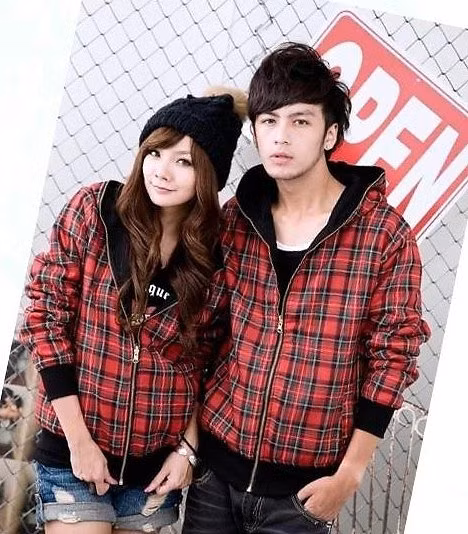 Trong chiếc áo đôi kẻ sọc, bạn gái trở nên "xì - tin" hơn khi mặc chiếc quần sooc jean và đội thêm chiếc mũ len.