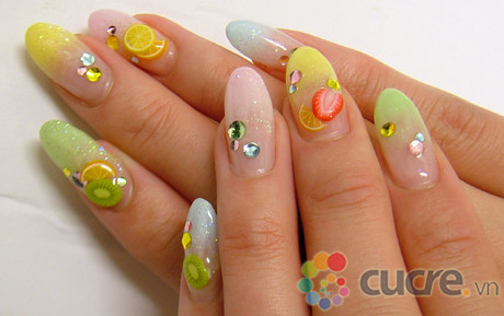 Móng tay có họa tiết hình trái cây mang lại cho bạn cảm giác tươi vui, ngộ nghĩnh. Móng tay có họa tiết hình trái cây mang lại cho bạn cảm giác tươi vui, ngộ nghĩnh.