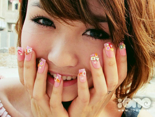Xinh tươi với bộ móng hình hoa quả. Xinh tươi với bộ móng hình hoa quả.