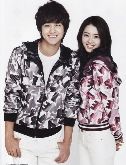 Bạn cũng có thể lựa chọn những chiếc áo khoác đôi có tông màu đối nghịch, nhưng có cùng họa tiết trông cũng rất lạ mắt phải không nào? Bạn cũng có thể lựa chọn những chiếc áo khoác đôi có tông màu đối nghịch, nhưng có cùng họa tiết trông cũng rất lạ mắt phải không nào?