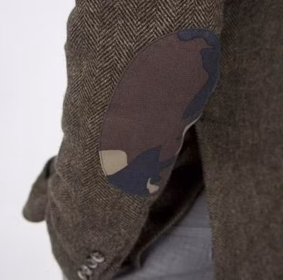 Và điều đặc biệt là chỉ cần khéo tay một chút là bạn hoàn toàn có thể "chế" một chiếc áo cũ thành kiểu áo thời trang theo xu hướng đang rất "hot" này đấy.