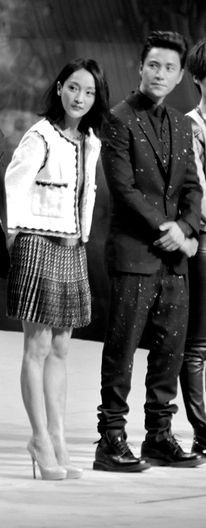 Chiếc váy xếp li có độ dài vừa phải, khoe được chân thon lại không làm mất phong cách. Khi kết hợp với đôi giày cao gót màu nude trông cô vô cùng quý phái.