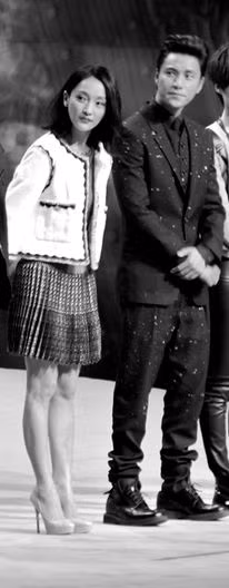 Chiếc váy xếp li có độ dài vừa phải, khoe được chân thon lại không làm mất phong cách. Khi kết hợp với đôi giày cao gót màu nude trông cô vô cùng quý phái.