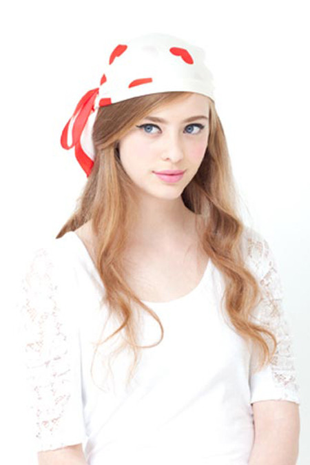 Khéo léo thắt chiếc khăn quàng thành chiếc bờm tóc cực xinh. Khéo léo thắt chiếc khăn quàng thành chiếc bờm tóc cực xinh.