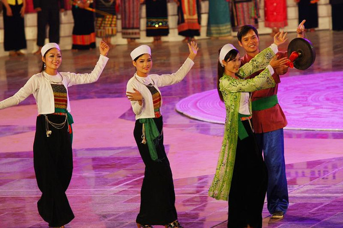 Trang phục dân tộc Mường hết sức tinh tế và có những nét riêng nổi bật không thể pha lẫn với các dân tộc khác. Đặc biệt, bộ y phục của người con gái Mường mang dáng vẻ thanh lịch và kín đáo với chiếc áo ngắn, váy dài đến mắt cá chân và đầu đội chiếc khăn trắng hình chữ nhật.