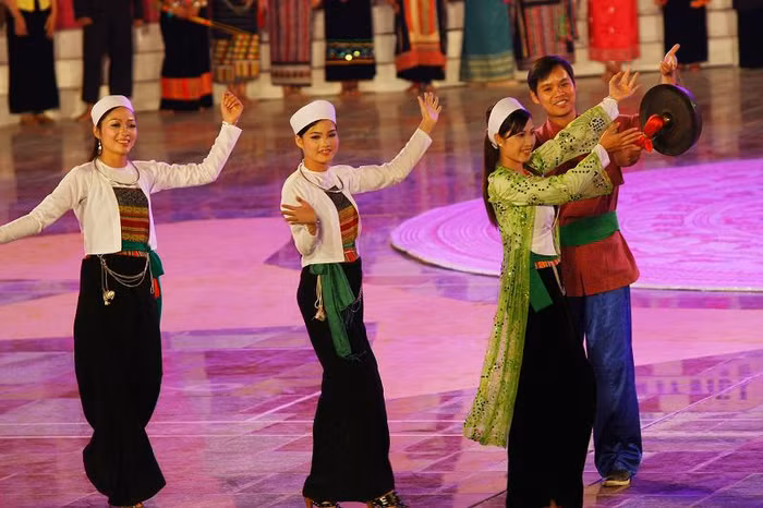 Trang phục dân tộc Mường hết sức tinh tế và có những nét riêng nổi bật không thể pha lẫn với các dân tộc khác. Đặc biệt, bộ y phục của người con gái Mường mang dáng vẻ thanh lịch và kín đáo với chiếc áo ngắn, váy dài đến mắt cá chân và đầu đội chiếc khăn trắng hình chữ nhật.