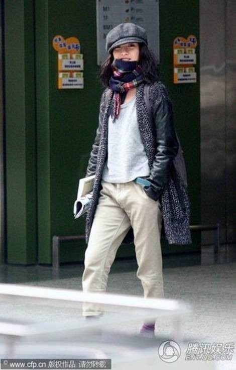 Vẫn phong cách cực kỳ “xì tin”, tuy nhiên thay vì chọn những tông màu sặc sỡ như xanh, đỏ, hồng, lam… sự xuất hiện của cô lại là tông trầm như: màu khói, nuy, tím…