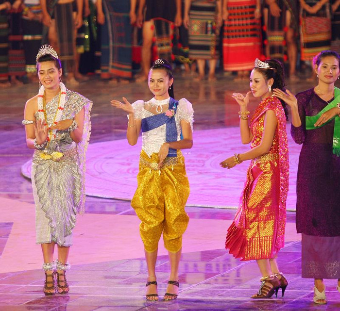 Những điệu múa uyển chuyển của người Chăm thể hiện những nét văn hóa đặc trưng, điệu múa thường gắn liền với một lễ hội. Vì vậy nó phản ánh quá trình sinh hoạt, lao động của người Chăm.