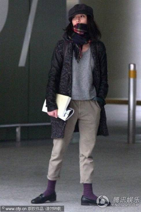 Tuy nhiên, vẫn không mất đi vẻ cá tính vốn có. Cô mặc chiếc áo khoác dáng dài và đầu đội chiếc mũ len lưỡi trai khiến nhiều người không tin nổi cô đã ngoài 30.