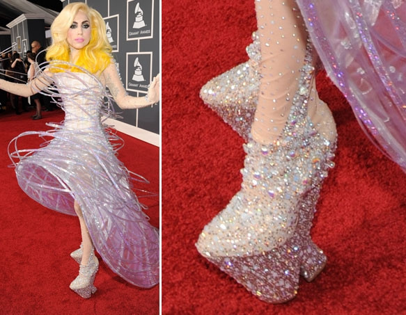 Người ngoài hành tinh Lady Gaga lênh khênh trên đôi giày độc. Người ngoài hành tinh Lady Gaga lênh khênh trên đôi giày độc.