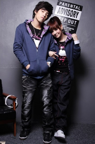 Bạn cũng thoải mái kết hợp với quần jean, quần thể thao hay kaki... Bạn cũng thoải mái kết hợp với quần jean, quần thể thao hay kaki...