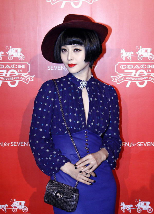 Tham dự một sự kiện ra mắt game mới tại Trung Quốc tối ngày 17/11, nàng hoa đán Phạm Băng Băng “chơi trội” với cả một “cây xanh” khá kín kẽ nhưng không kém phần gợi cảm với đường nhấn nhá ở ngực khiến người đẹp khoe được làn da trắng nõn. Tham dự một sự kiện ra mắt game mới tại Trung Quốc tối ngày 17/11, nàng hoa đán Phạm Băng Băng “chơi trội” với cả một “cây xanh” khá kín kẽ nhưng không kém phần gợi cảm với đường nhấn nhá ở ngực khiến người đẹp khoe được làn da trắng nõn.