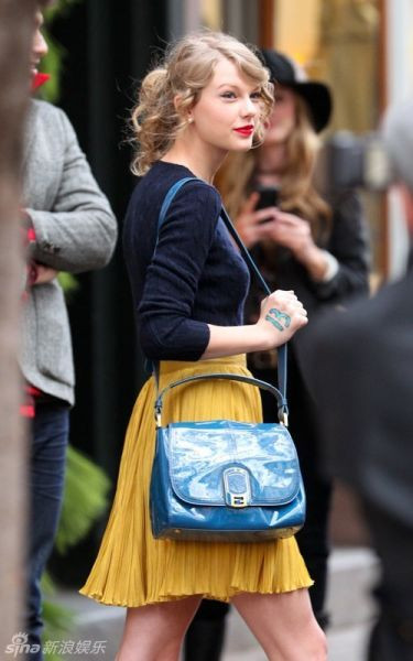 Cô thật thông minh khi kết hợp áo len màu xanh thẫm với chiếc váy xếp li màu vàng này.