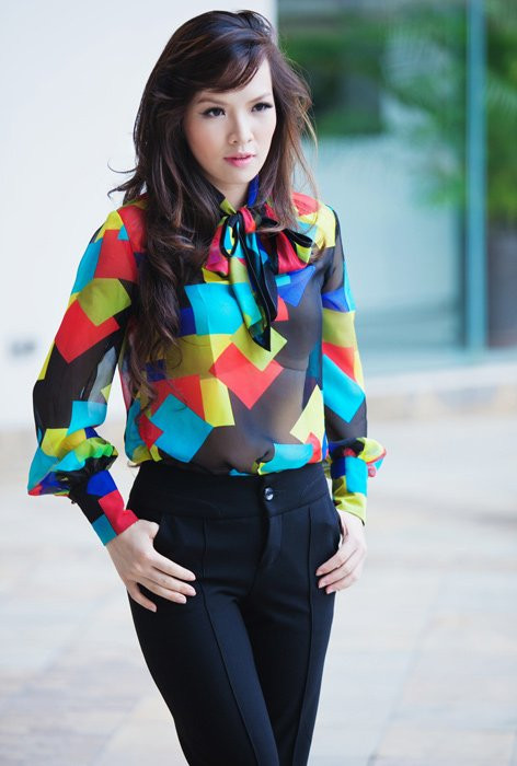 Và cá tính và khỏe mạnh trong chiếc áo voan mỏng nhiều sắc màu kết hợp quần tây đen. Và cá tính và khỏe mạnh trong chiếc áo voan mỏng nhiều sắc màu kết hợp quần tây đen.