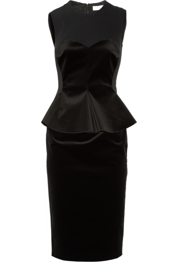 Váy Stella McCartney (30 triệu đồng), lần này lại không phải là sự kết hợp màu sắc nữa, mà là giữa chất liệu cotton và nhung, tạo điểm nhấn ở phần eo.