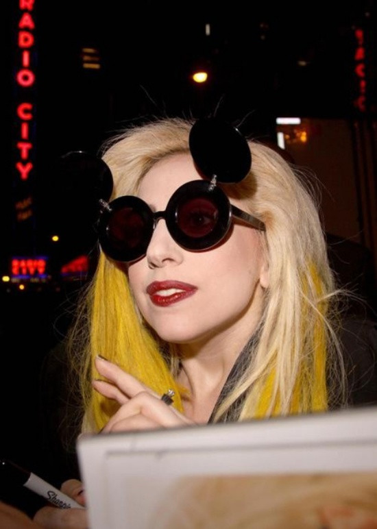 Kính chuột mickey là một trong những loại yêu thích của Lady gaga.