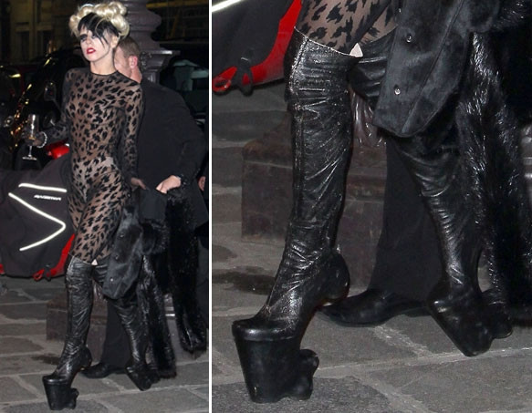 Tiếp tục một đôi bốt không gót của Lady Gaga. Tiếp tục một đôi bốt không gót của Lady Gaga.