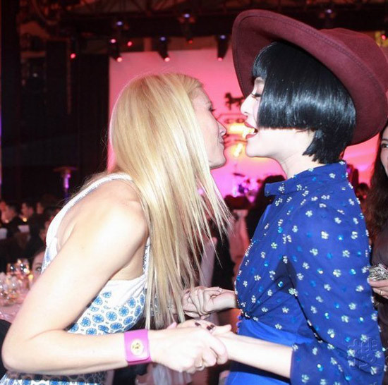 Suốt quá trình dự tiệc, cô không hề hay biết mồ hôi đã thấm đẫm hết nách áo, bộ váy sậm màu càng làm cho "vết ố" trở nên rõ nét. Bộ cánh "kín như bưng" cùng không khí nóng bức của bữa tiệc đã khiến người đẹp... vã mồ hôi. Suốt quá trình dự tiệc, cô không hề hay biết mồ hôi đã thấm đẫm hết nách áo, bộ váy sậm màu càng làm cho "vết ố" trở nên rõ nét. Bộ cánh "kín như bưng" cùng không khí nóng bức của bữa tiệc đã khiến người đẹp... vã mồ hôi.