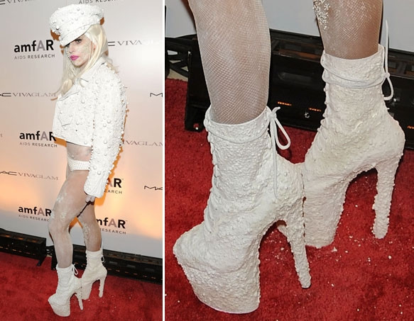 Đôi giày màu trắng đồng bộ với trang phục ấn tượng của Lady Gaga. Đôi giày màu trắng đồng bộ với trang phục ấn tượng của Lady Gaga.