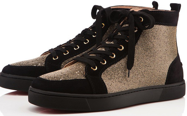 Trong một bộ sưu tập trước đó, Christian Louboutin cũng đã giới thiệu kiểu sneaker lấp lánh nhưng có phần ít điệu hơn. Trong một bộ sưu tập trước đó, Christian Louboutin cũng đã giới thiệu kiểu sneaker lấp lánh nhưng có phần ít điệu hơn.