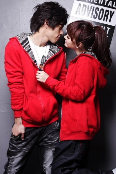 Màu đỏ giúp bạn và nàng nổi bật hơn giữa thời tiết âm u của buổi giao mùa. Màu đỏ giúp bạn và nàng nổi bật hơn giữa thời tiết âm u của buổi giao mùa.