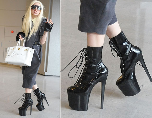 Lady Gaga rất thích những đôi giày cao gót khủng khiếp để tôn dáng vóc của mình. Lady Gaga rất thích những đôi giày cao gót khủng khiếp để tôn dáng vóc của mình.