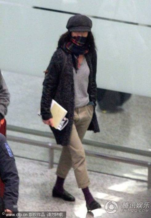 Với chiếc quần kaki màu nuy kết hợp với chiếc áo phông màu khói, nữ minh tinh trông giản dị và "bình dân" hơn bao giờ hết.