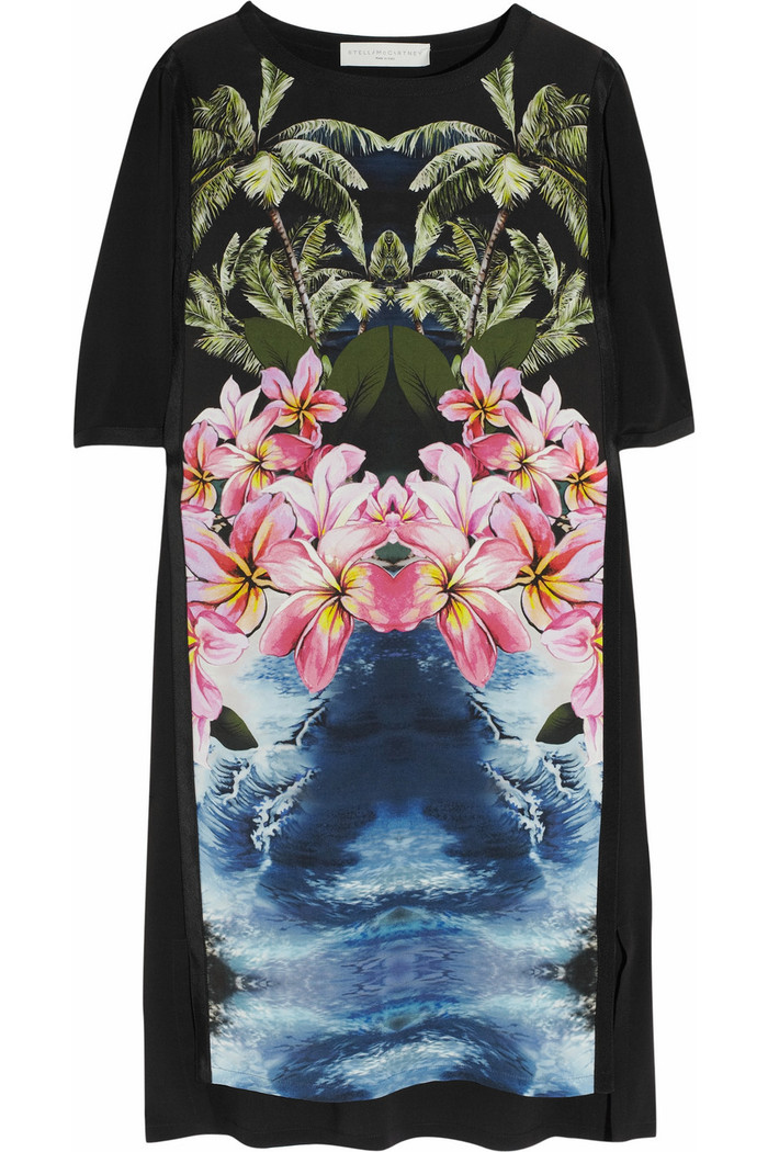 Đáp án như sau, qua quan sát và phân tích, mọi người sẽ dễ dàng nhận ra "quy luật chung" của chúng là những chiếc váy này thường bao gồm hai tone màu đối lập như đỏ-đen, trắng-đen, xanh-đen... Phần màu vải tối được đặt ngoài mép rìa (đường hông, sườn, eo, ngực chạy dài tới gấu váy), nếu nhìn nghiêng phần tối nó sẽ có độ tương phản ngược lại. Còn phần sáng bao giờ cũng nhỏ và rõ nét hơn với tính năng làm nổi bật vóc dáng, tạo cảm giác cho một thân hình thon nhỏ.