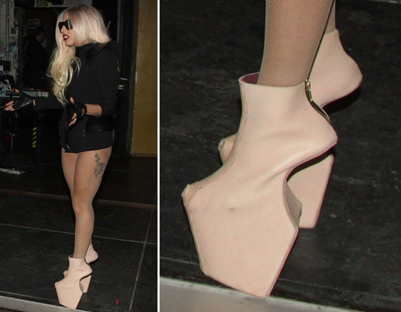 Đôi giày không gót vẫn được Lady Gaga tự tin diện trên đường phố. Đôi giày không gót vẫn được Lady Gaga tự tin diện trên đường phố.