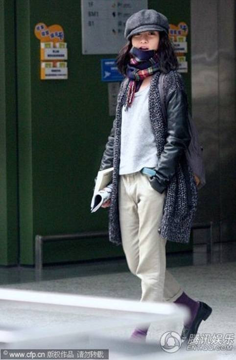 Vốn được gọi là "tín đồ" hàng hiệu của các hãng thời trang như Chanel, Cabane de Zucca, Chloe.. . Tuy nhiên, sự xuất hiện của nữ minh tinh tại sân bay Thượng Hải vừa qua đã gây sự ngạc nhiên cho người hâm mộ.