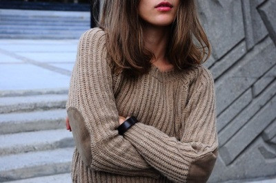 Xu hướng Elbow Patch phổ biến nhất vẫn là những miếng vá bằng da lộn hình oval ở khuỷu tay áo len, sau đó chúng được biến tấu và cách điệu thành những hình thù ngộ nghĩnh khác như hình trái tim, ngôi sao, hình tam giác... Xu hướng Elbow Patch phổ biến nhất vẫn là những miếng vá bằng da lộn hình oval ở khuỷu tay áo len, sau đó chúng được biến tấu và cách điệu thành những hình thù ngộ nghĩnh khác như hình trái tim, ngôi sao, hình tam giác...