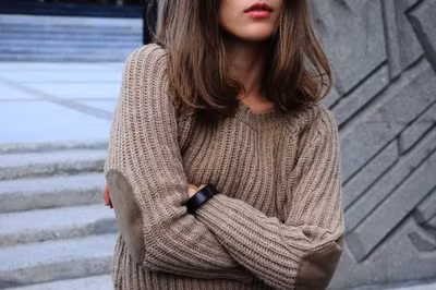 Xu hướng Elbow Patch phổ biến nhất vẫn là những miếng vá bằng da lộn hình oval ở khuỷu tay áo len, sau đó chúng được biến tấu và cách điệu thành những hình thù ngộ nghĩnh khác như hình trái tim, ngôi sao, hình tam giác...