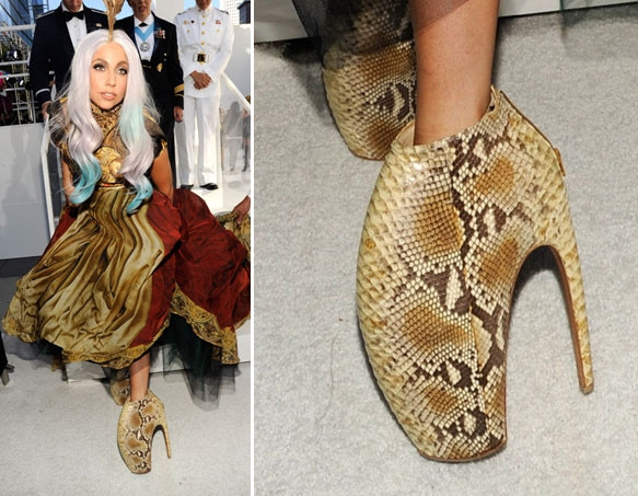Với đôi giày này, không phải ai cũng có "can đảm" đi nó như Lady Gaga. Với đôi giày này, không phải ai cũng có "can đảm" đi nó như Lady Gaga.