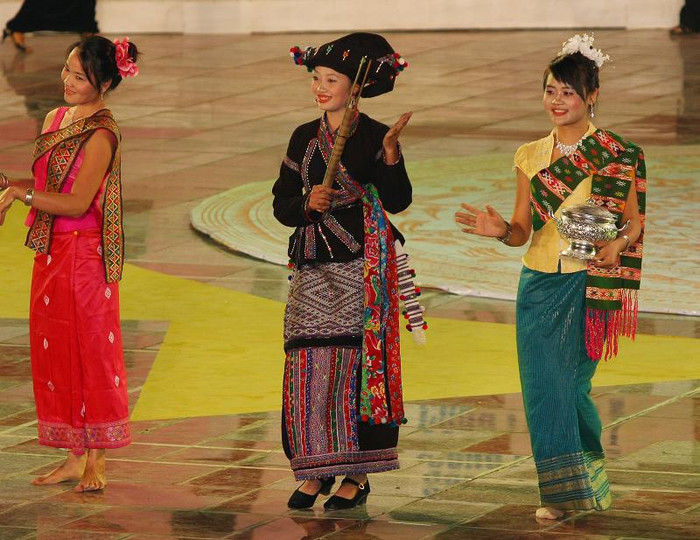 Từ những màu sắc như đỏ, xanh, vàng… cho đến kiểu dáng và chất liệu khác nhau, mỗi thí sinh đại diện cho mỗi dân tộc mang đến những nét văn hóa riêng về hội tụ tại mảnh đất Thủ đô Hà Nội. chất liệu thổ cẩm, lanh…