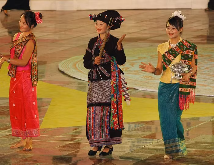 Từ những màu sắc như đỏ, xanh, vàng… cho đến kiểu dáng và chất liệu khác nhau, mỗi thí sinh đại diện cho mỗi dân tộc mang đến những nét văn hóa riêng về hội tụ tại mảnh đất Thủ đô Hà Nội. chất liệu thổ cẩm, lanh…