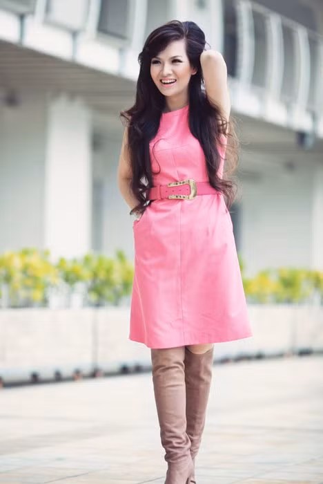 Trong chiếc áo váy màu hồng trông cô vẫn tươi trẻ như Đan Lê tuổi 20.